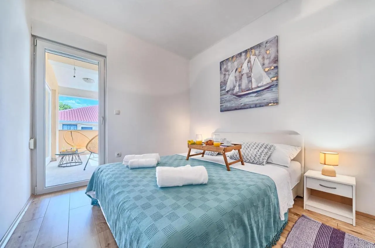Apartment In Kastel Luksic With Balcony, Air Conditioning, W-Lan, Washing Machine 5107-4 Kastela 0*,