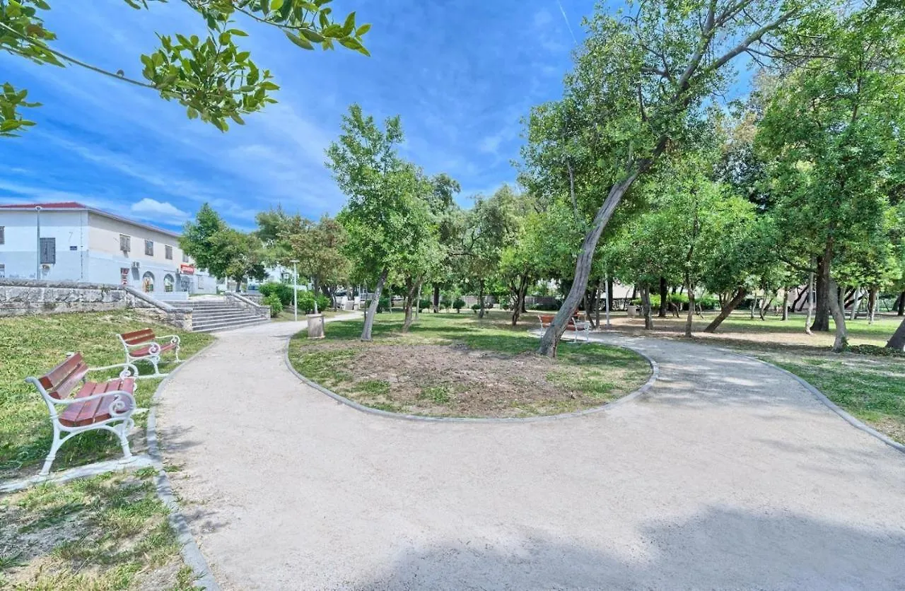 Apartment In Kastel Luksic With Balcony, Air Conditioning, W-Lan, Washing Machine 5107-4 Kastela