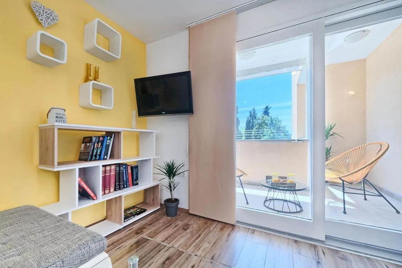 Apartment In Kastel Luksic With Balcony, Air Conditioning, W-Lan, Washing Machine 5107-4 Kastela Croatia
